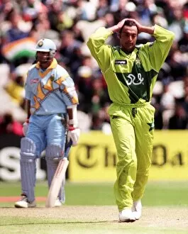 Images Dated 8th June 1999: Pakistan Bowler Shoaib Akhtar June 1999 India v Pakistan World Cup super