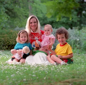 Images Dated 18th May 1989: Pamela Stephenson May 1989, actress, comedian and mother, pictured with children