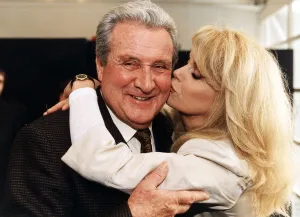 01478 Gallery: PATRICK MACNEE BEING KISSED BY JOANNA LUMLEY AT THE NEW AVENGERS PHOTO CALL
