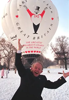 PAUL DANIELS, STANDING IN SNOW IN FRONT OF HOT AIR BALLOON FOR VARIETY CLUB ' PAUL DANIELS, STANDING IN SNOW IN FRONT OF HOT AIR BALLOON FOR VARIETY CLUB '