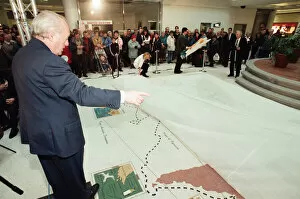 Images Dated 27th January 1998: Paul Daniels was unveiling the new Captain Cook Voyage World Map'