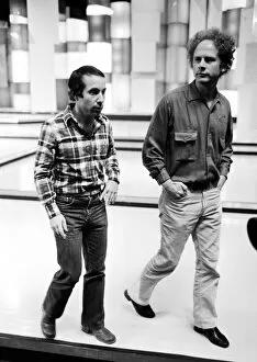 Images Dated 18th October 1977: Paul Simon and Art Garfunkel, one of the greatest duos in pop music history