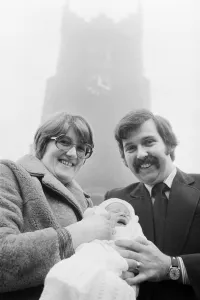 Mirror/1100to1199 01147/pc graham browne wife yvonne pose week old baby Mirror/1100to1199 01147/pc graham browne wife yvonne pose week old baby