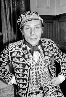 00060 Gallery: Pearly King George Major. April 1975 75-2253