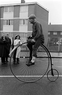 Images Dated 29th March 1981: Pennyfarthing bicycle in the London Marathon March 1981 Y2K