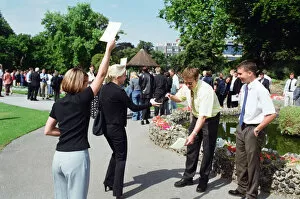 Images Dated 11th August 1999: People watching a total solar eclipse at Forbury Gardens, Reading. 11th August 1999