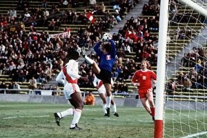 Images Dated 18th June 1978: Peru v Poland World Cup 1978 football Manzo Quiroga, Peru goalkeeper