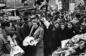 Images Dated 8th October 2007: Petticoat Lane: Every year, it seems, still more thousands remember that Petticoat Lane