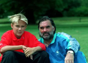 PHOTOSHOOT OF GEORGE BEST SITTING IN PARK WITH SON CALLUM BEST - 93/7487 C PHOTOSHOOT OF GEORGE BEST SITTING IN PARK WITH SON CALLUM BEST - 93/7487 C