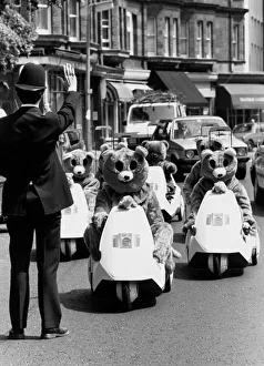 Mirror/0100to0199 00155/policeman gestures halt rally motor bears c5s Mirror/0100to0199 00155/policeman gestures halt rally motor bears c5s
