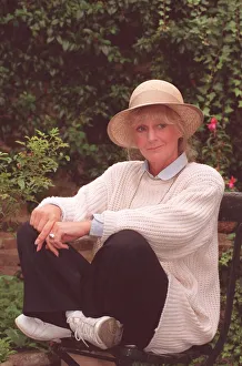 POLLY JAMES, ACTRESS IN GARDEN OF HOME 28/09/1991 POLLY JAMES, ACTRESS IN GARDEN OF HOME 28/09/1991