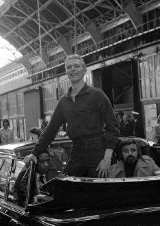 Pop singer David Bowie smiles as he arrives at Victoria Station in London May 1976 Pop singer David Bowie smiles as he arrives at Victoria Station in London May 1976