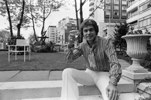 Pop singer Englebert Humperdinck at the Inn on the Park hotel minus his sideburns Pop singer Englebert Humperdinck at the Inn on the Park hotel minus his sideburns