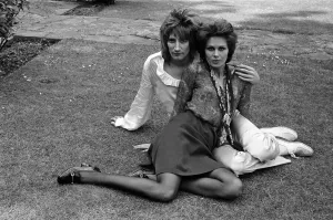 Pop singer Rod Stewart with his new girlfriend actress Joanna Lumley in her garden at her Pop singer Rod Stewart with his new girlfriend actress Joanna Lumley in her garden at her