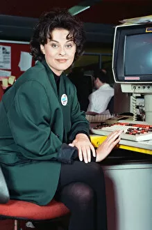 Images Dated 5th March 1992: Pop star Lisa Stansfield launches the new charity project Trading Places at the Daily