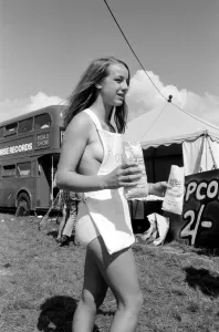 Images Dated 9th August 1970: Popcorn Salesgirl Heather Binks at The Tenth National Jazz and Blues Festival