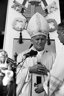 Images Dated 25th August 1982: Pope John Paul II service at Wembley Stadium