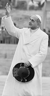 00876 Gallery: Pope Paul VI waves to the crowds after landing in Amman on January 4, 1964