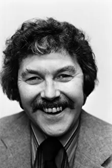 Images Dated 7th February 1976: Portrait of Dickie Davies, television sports commentator. February 1976