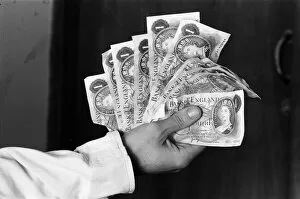 Images Dated 13th February 1978: One pound notes. 13th February 1978