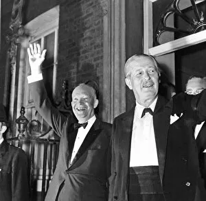 00489 Gallery: President Eisenhower with Harold MacMillan Prime Minister stand outside No10 Downing
