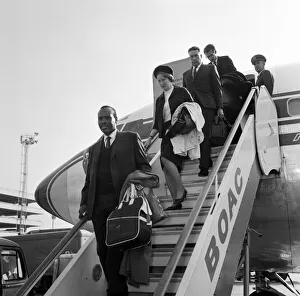 Prime Minister of Bechuanaland, Seretse Khama, and his wife Ruth Williams Khama arriving Prime Minister of Bechuanaland, Seretse Khama, and his wife Ruth Williams Khama arriving