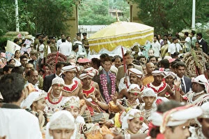 Images Dated 1st February 1998: Prince Charles, Prince of Wales visits Raj Maha Temple in Colombo, Sri Lanka