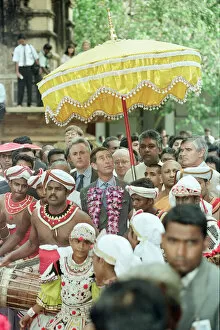 Images Dated 1st February 1998: Prince Charles, Prince of Wales visits Raj Maha Temple in Colombo, Sri Lanka