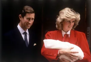 00511 Gallery: Prince Charles & Princess Diana leaving hospital after the birth of Prince Harry dbase