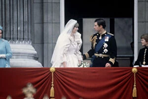 Images Dated 29th July 1981: Prince Charles and Princess Diana stand on the balcony of Buckingham Palace