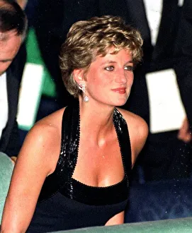 Images Dated 28th November 1994: Princess Diana arrives for a UNESCO charity dinner at the Palace of Versailles near Paris