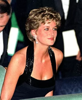 Images Dated 28th November 1994: Princess Diana arrives for a UNESCO charity dinner at the Palace of Versailles near Paris