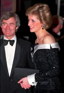 PRINCESS DIANA ARRIVING AT EVENT WEARING BLACK EVENING DRESS - 1989 PRINCESS DIANA ARRIVING AT EVENT WEARING BLACK EVENING DRESS - 1989