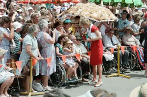 Images Dated 29th January 1988: Princess Diana and Prince Charles on their overseas visit to Australia for