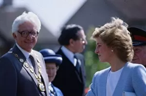 Images Dated 26th May 1989: Princess Diana, Princess of Wales meeting Provost of Bo-Ness Charlie Sneddon on a visit