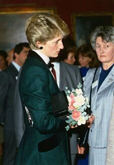 Images Dated 6th October 1986: Princess Diana Princess of Wales talking to crowd during her visit to the Edinburgh
