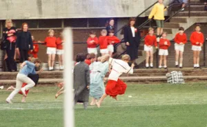 Images Dated 12th June 1990: Princess Diana runs in her sons William and Harrys School Sports Day
