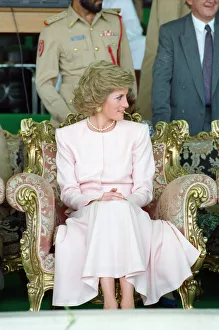 Princess Diana Gallery: Princess Diana visits a camel race at Al Maqam, near Al Ain in Abu Dhabi in the United