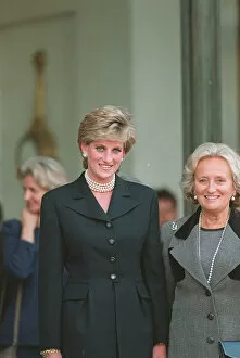 Images Dated 27th September 1995: PRINCESS DIANA WEARING BLACK SUIT AND NECKLACE SMILES DURING A VISIT TO PARIS 27 / 09 / 1995