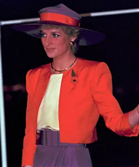 Images Dated 7th November 1989: PRINCESS DIANA, WEARING RED JACKET AND PURPLE SKIRT, DURING TOUR OF CHINA AND HONG KONG