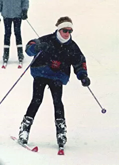 Images Dated 25th March 1994: Princess Diana wearing ski-ing outfit and balaclava and sunglasses during a ski-ing