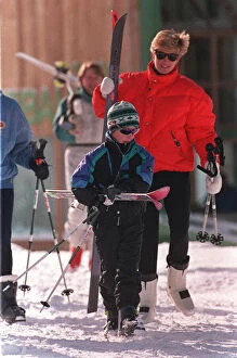 Images Dated 1st January 1993: PRINCESS OF WALES WITH SON PRINCE HARRY AS THEY TAKE A SKIING HOLIDAY IN LECH