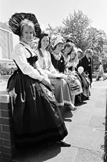 Mirror/0900to0999 00962/pro europe women wearing traditional costumes Mirror/0900to0999 00962/pro europe women wearing traditional costumes