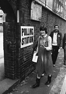 Images Dated 28th October 1982: Prospective Labour member of Parliament Harriet Harman tours Peckham where she is