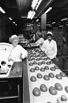 Images Dated 22nd January 1970: Quality control on the Easter Egg production line at Cadbury'