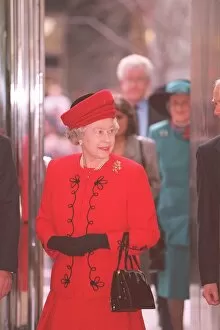 Images Dated 18th November 1998: Queen Elizabeth arriving at the London Stock Exchange in the City of London for a visit