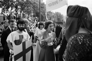 Images Dated 4th June 1977: Queen Elizabeth II attends Windsor Medieval Fair. 4th June 1977