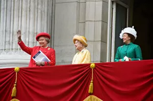Images Dated 8th May 1995: Queen Elizabeth II, Queen Mother & Princess Margaret on the balcony of Buckingham Palace