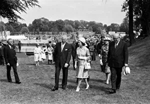 Images Dated 25th July 1975: Queen Elizabeth II visits Bancroft Gardens, Stratford-upon-Avon, Warwickshire