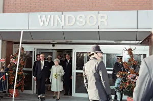 Images Dated 9th December 1993: Queen Elizabeth II visits Leicester Royal Infirmary to open the Windsor Building